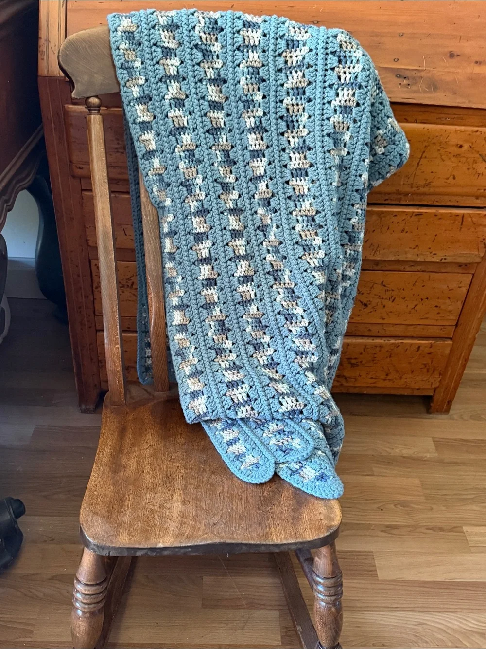 Vintage Handmade Scalloped Crochet Ripple Blanket 60x78
